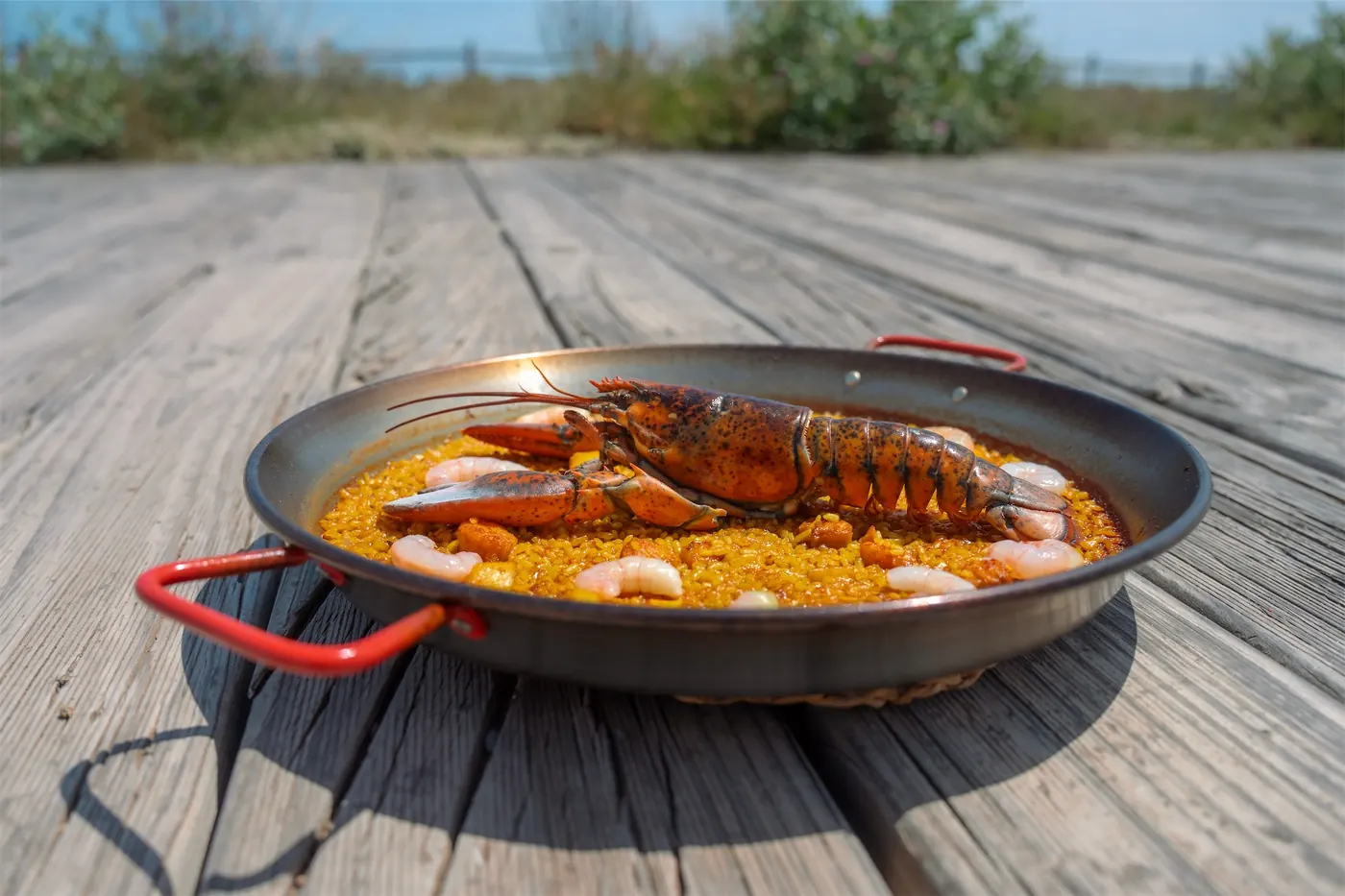 Arroz marinero con carabinero sobre la mesa de madera