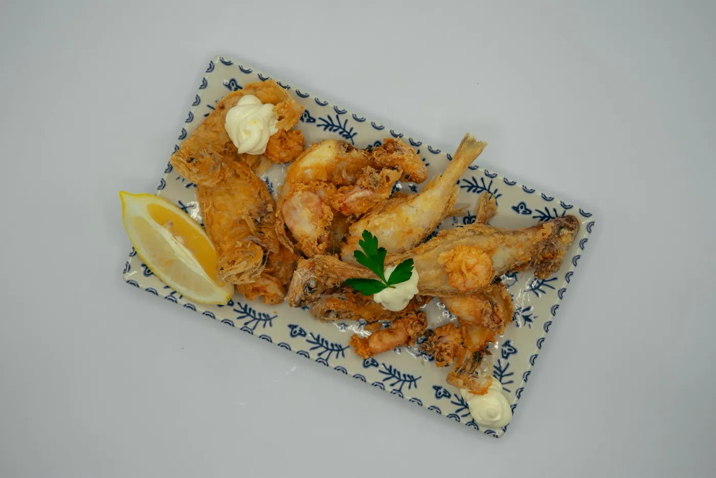 Fritura de pescado y calamares con limón