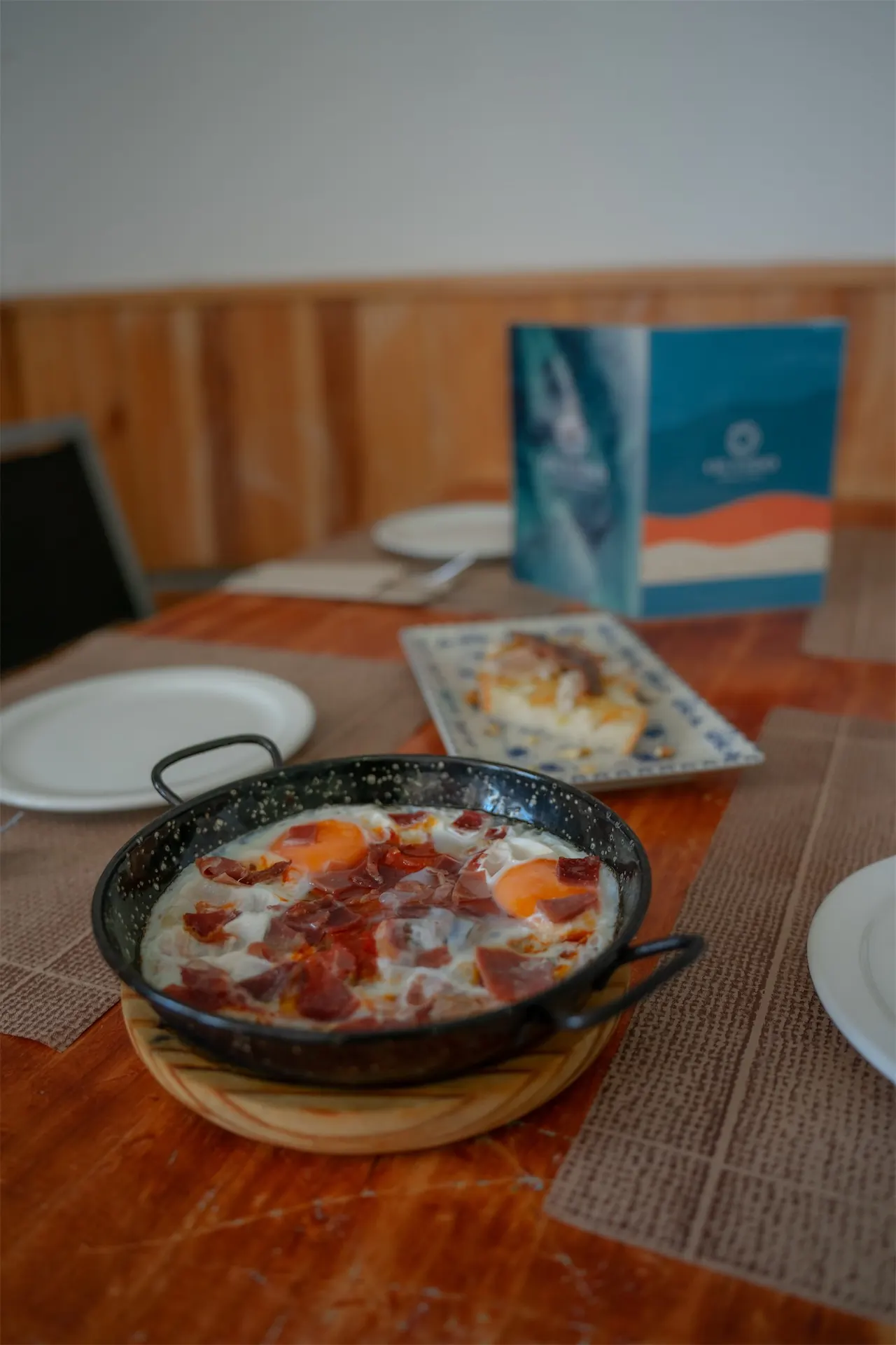 Comedor interior de Olvido Beach con mesa puesta