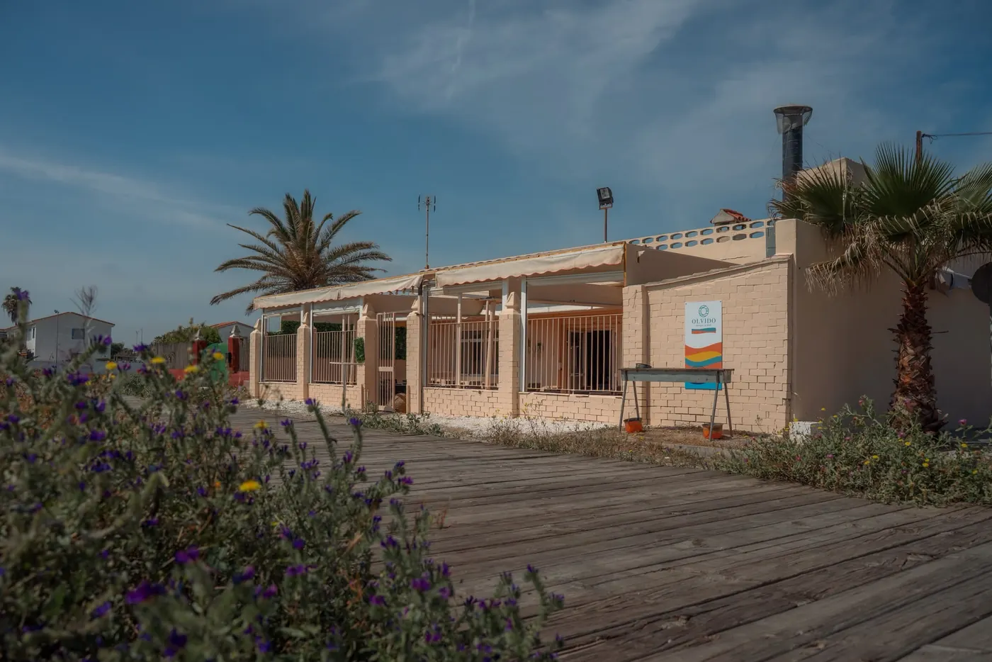 Pasarela de madera que llega a Olvido Beach en la Playa de Casablanca