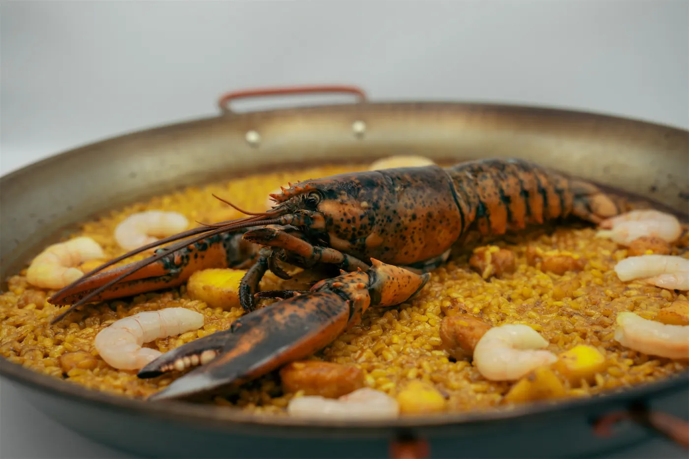 Arroz de bogavante recién hecho en la paella