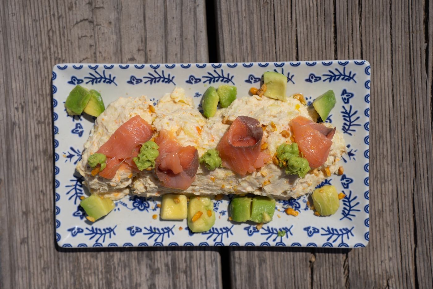 Tataky de atún con ensalada de alga wakame, sandía y lima