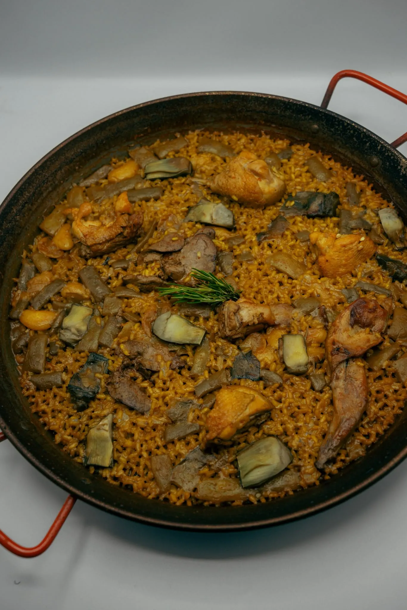 Arroz de verduras de temporada en paella