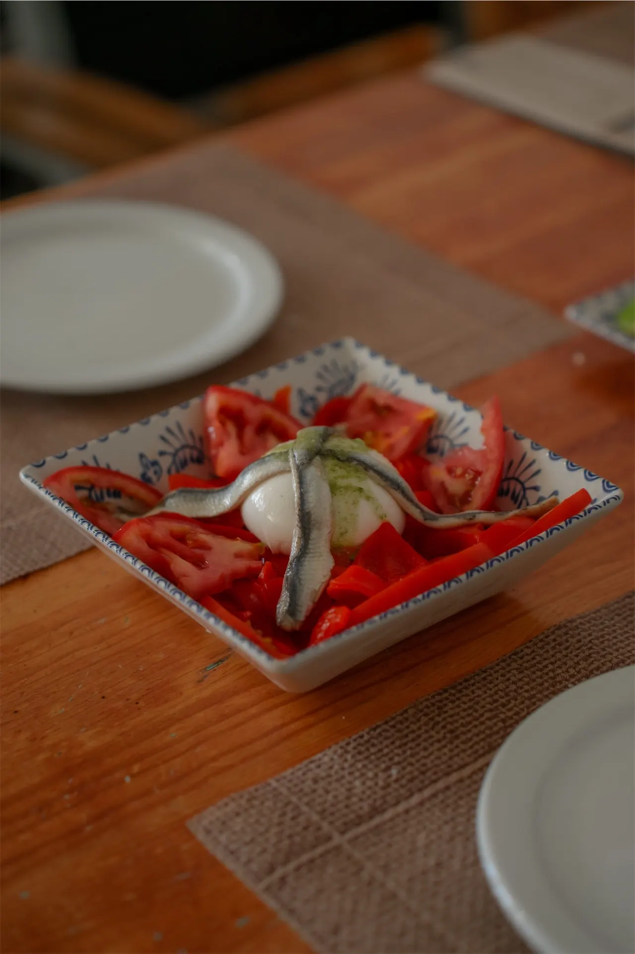 Burrata con tomate de temporada y albahaca
