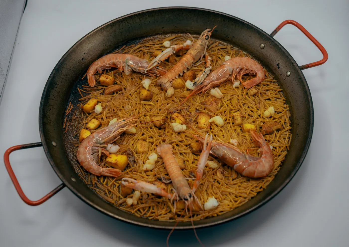 Fideuà de gambas con socarrat