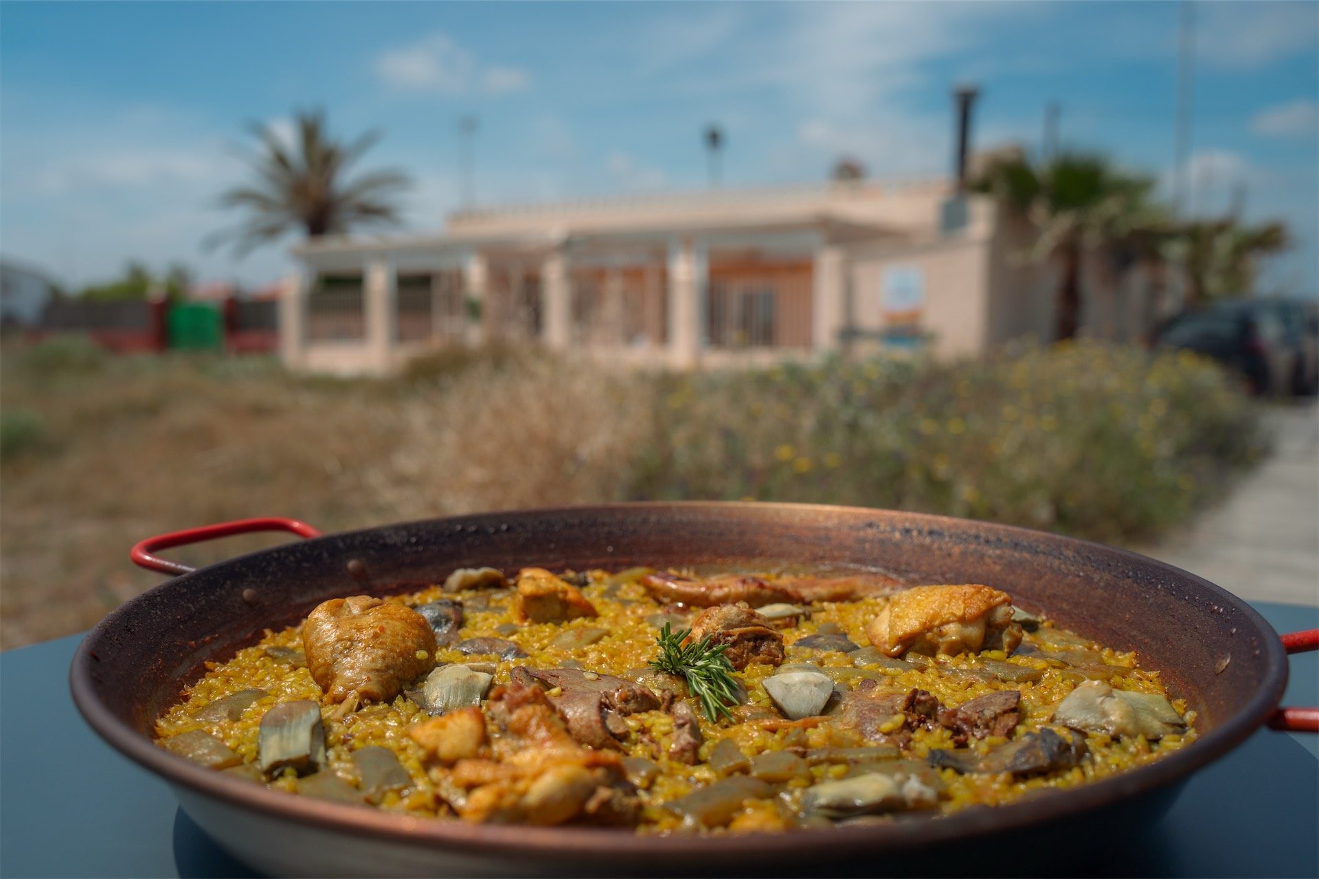 Paseo junto a la playa con una paella recién servida en Olvido Beach